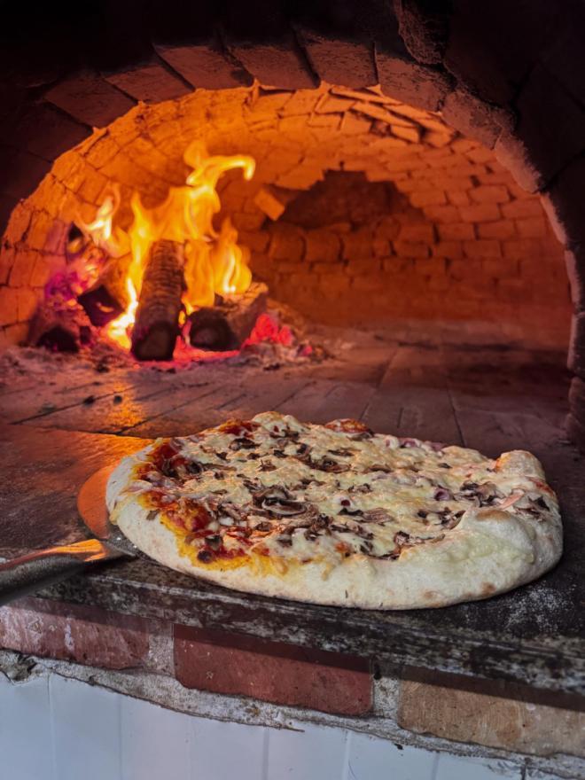 Pizza from a wood-fired oven – Restaurant Mlinski Kamen in Brest Pokupski