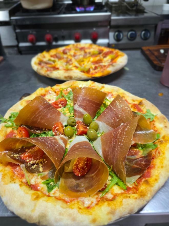 Pizza with prosciutto – Snack Bar Target in Kaštel Gomilica