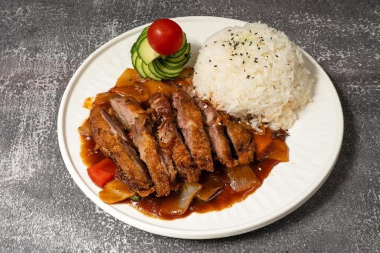 riza sa ukusno pripremljenim mesom i umakom - chin chin asian food - rijeka