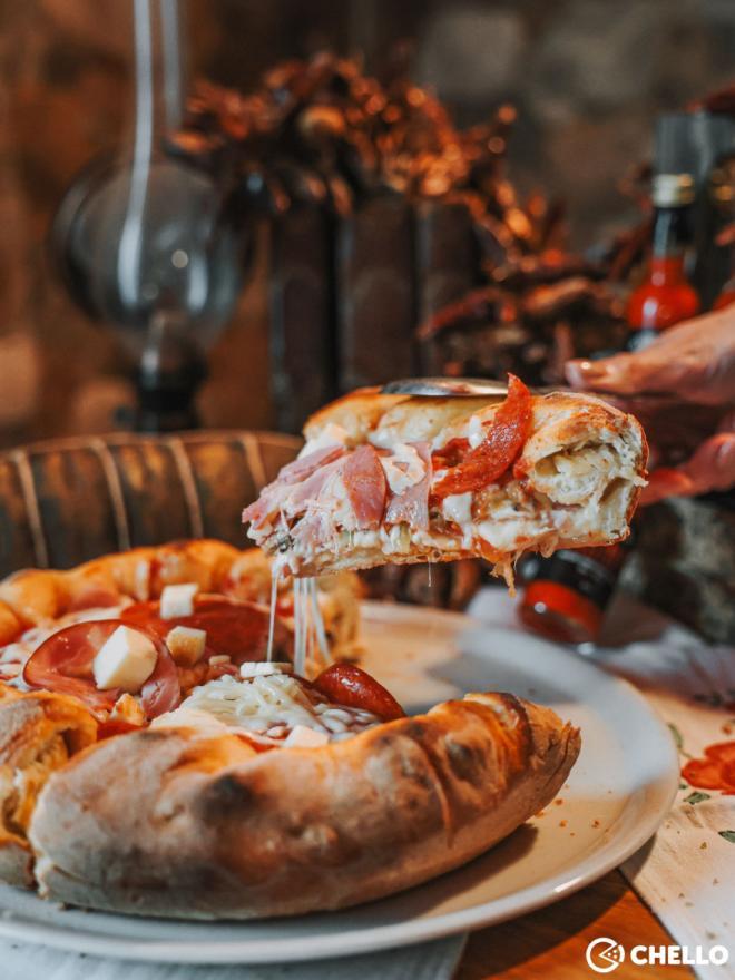 slasan komad pizze u pizzeriji chello u zagrebu