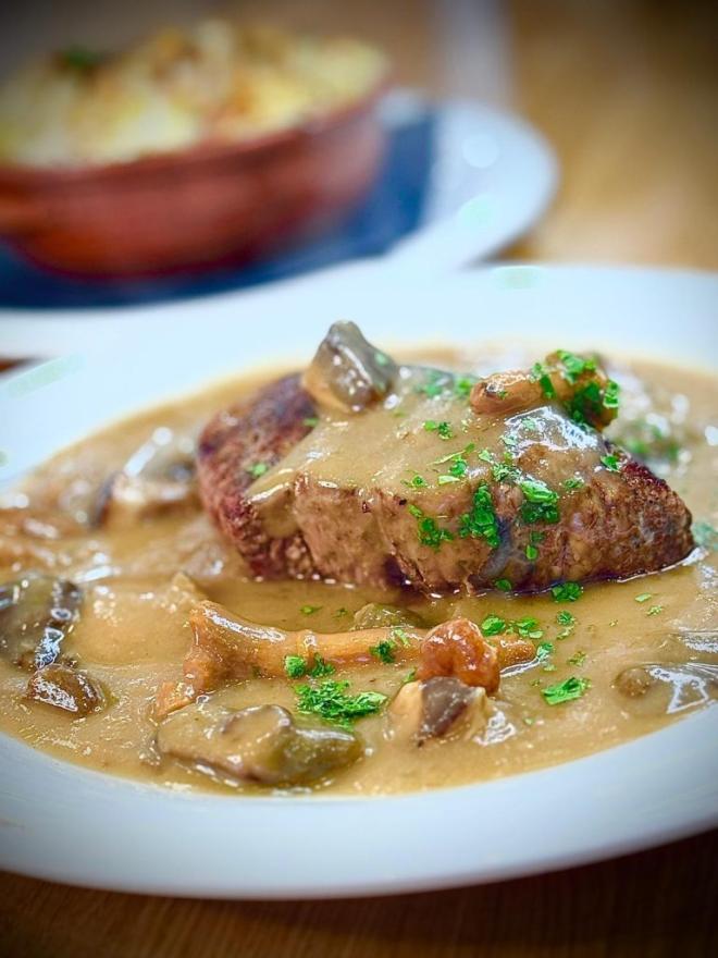 savrsen komad mesa u umaku kod rudesa u zagrebu