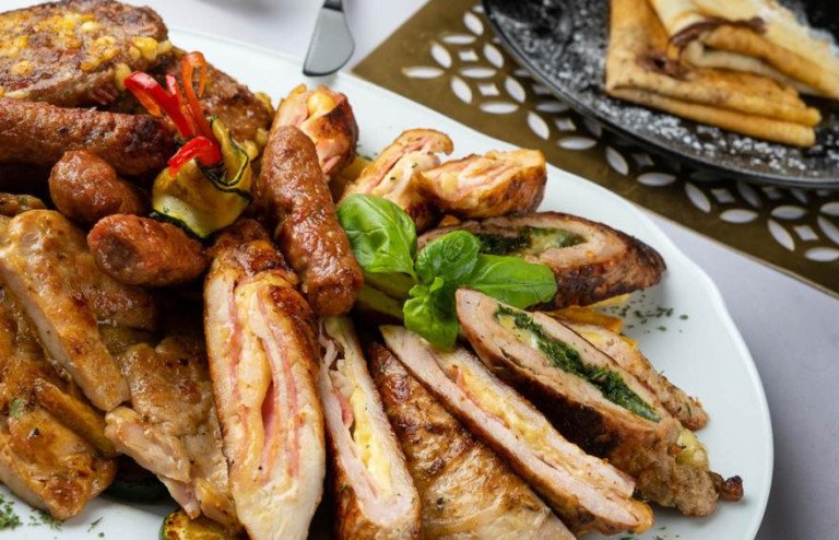 Restoran-ZlatGenerous mixed meat platter with kebabs, stuffed pork and grilled specialties, Zlatni dukat restaurant Zagrebni-dukat-Zagreb_1