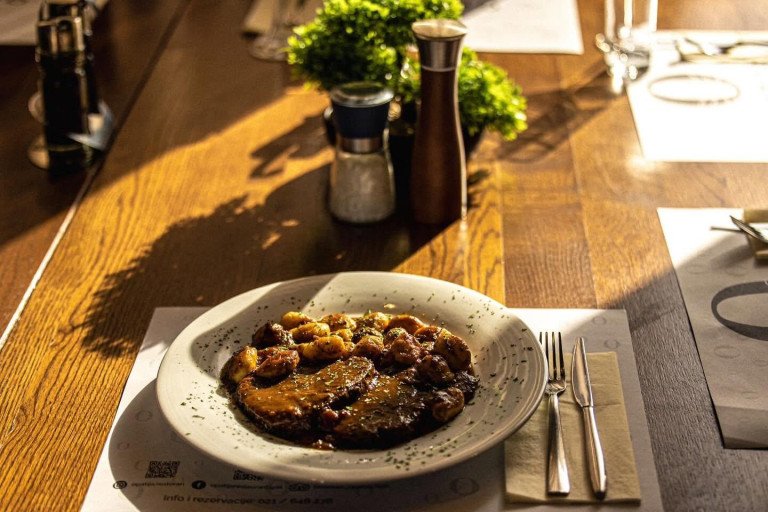 Tradicionalna dalmatinska pašticada s domaćim krumpirovim njokima u bogatom gustom umaku, poslužena u restoranu Opatija u Splitu