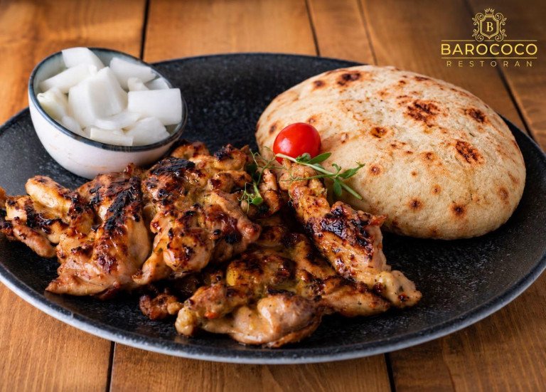 Grilled chicken fillets served with warm flatbread and diced onions at Barococo restaurant in Varaždin